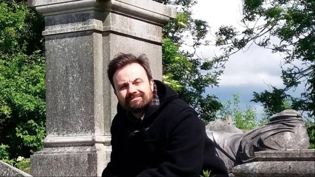 “En la orilla sur del Támesis hay un cementerio silvestre...”
