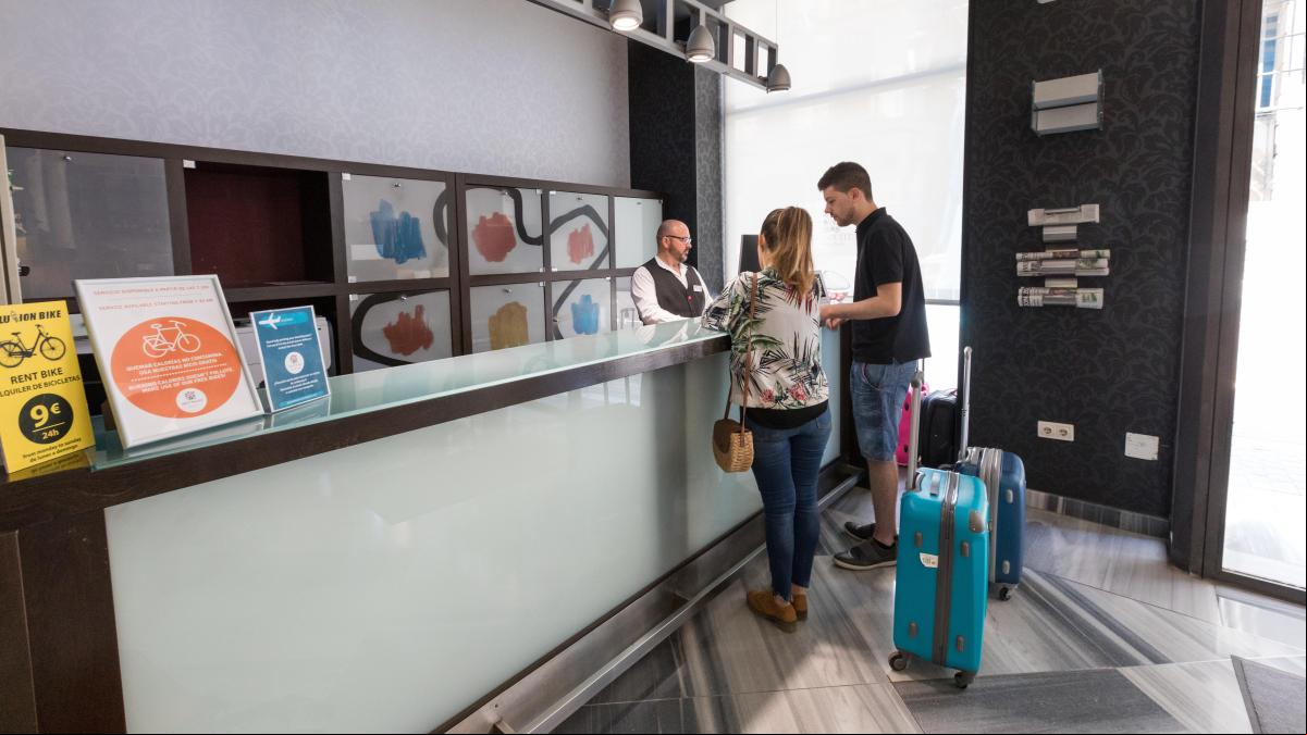 Cara y cruz en el turismo valenciano: aumenta el gasto diario pero cae la duración de la estancia