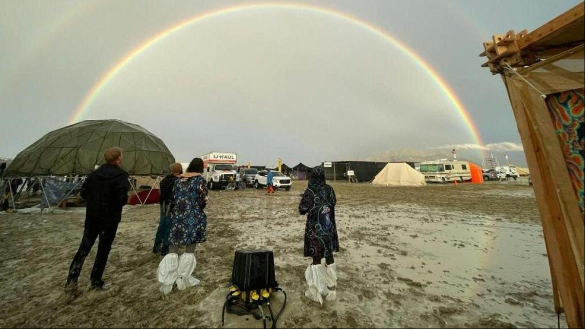 La lluvia convierte el festival Burning Man en una ratonera con un muerto y miles de atrapados