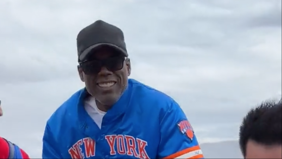 Un fan rescata a Chris Rock del barro en el festival Burning Man