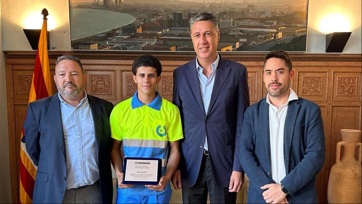 Badalona rinde homenaje al barrendero que fue agredido por salvar a una vecina de un atraco