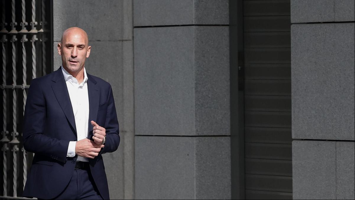 El juez envía al banquillo a Rubiales por el beso no consentido a Jenni Hermoso