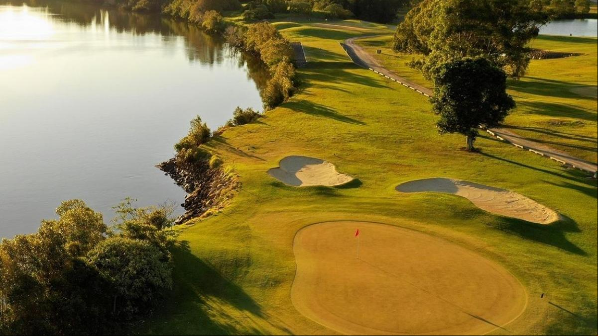 El lago de un campo de golf de Australia que ha sido invadido durante 17 años por tiburones