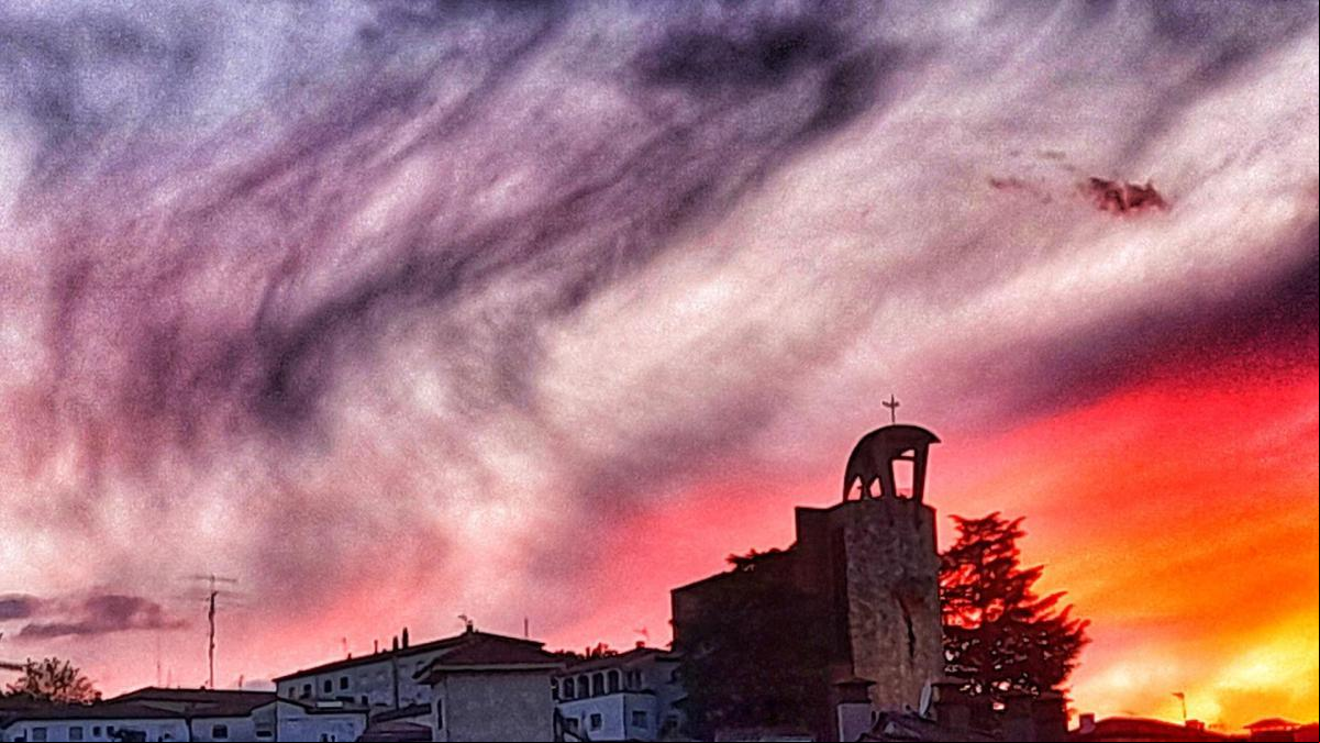 Fantasmagórica puesta de sol en Olot