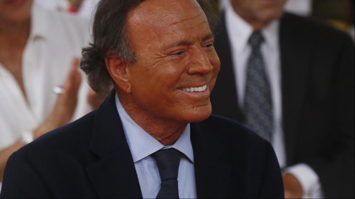 Julio Iglesias firma un acuerdo con Netflix para contar su vida en una serie