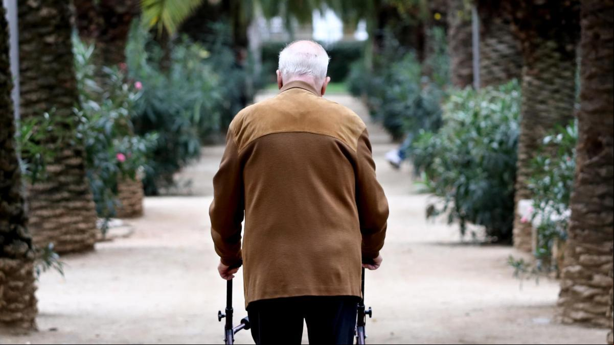 Un abuelo de 86 años consigue trabajo y su respuesta deja a su hija sin palabras