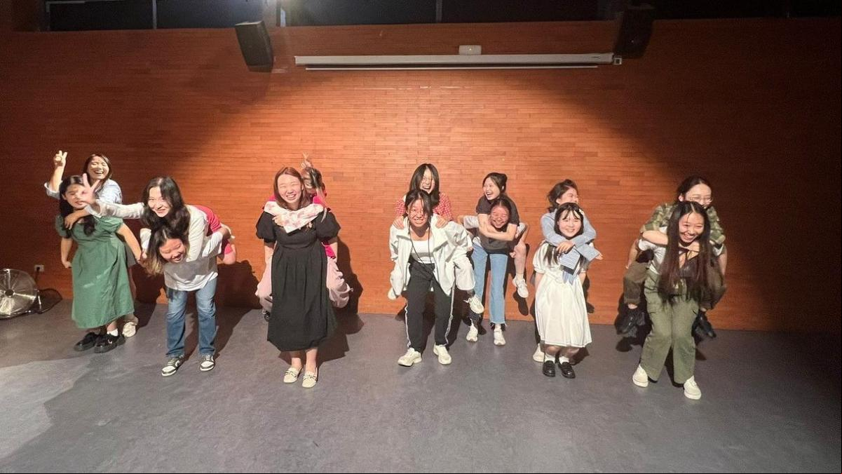 Estudiantes chinas inician sus estudios hispánicos en Lleida con Libre, de Nino Bravo