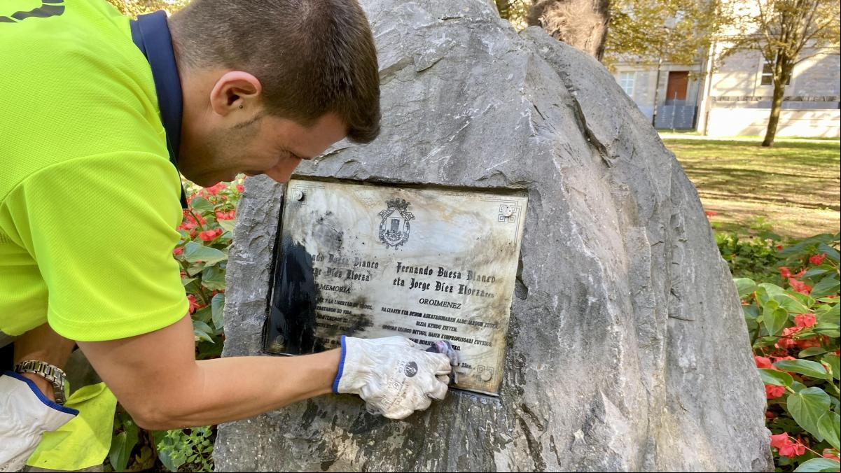 Atacan con heces y pintura la tumba de Fernando Buesa, políticio socialista asesinado por ETA