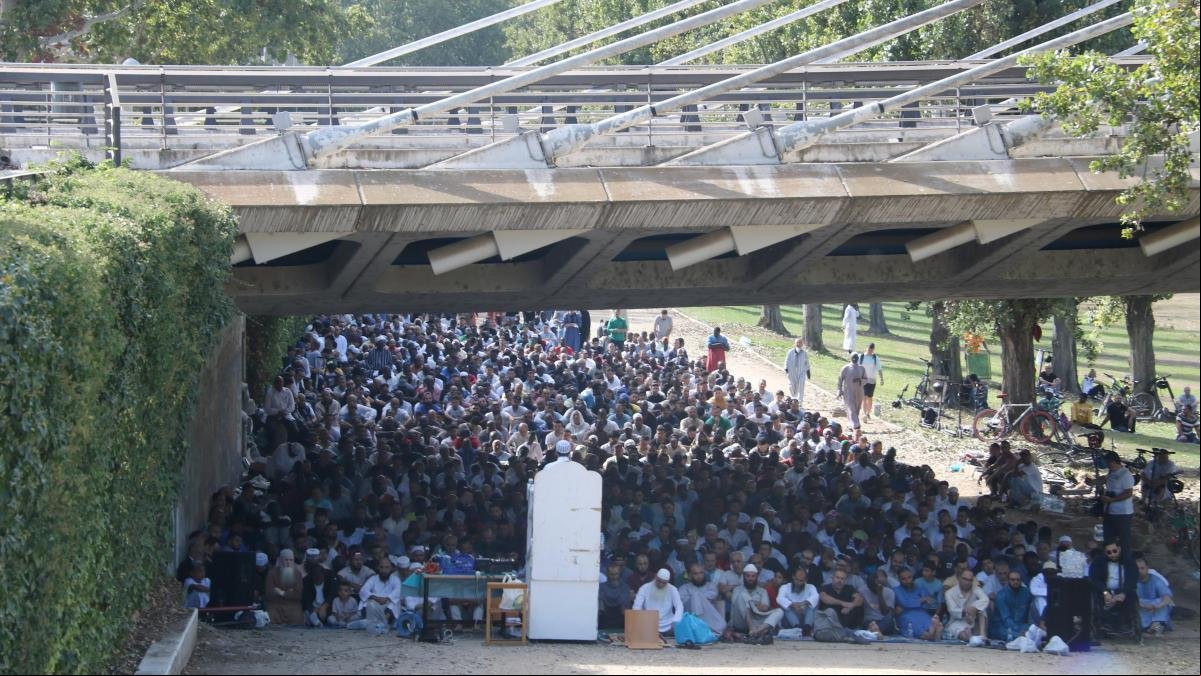 Un millar de musulmanes rezan en Lleida debajo de un puente con permiso del Ayuntamiento Un millar de musulmanes rezan en Lleida debajo de un puente con permiso del Ayuntamiento