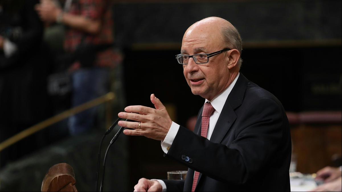 Investigan si el despacho fundado por Montoro cobró comisiones encubiertas por influir en leyes de Hacienda