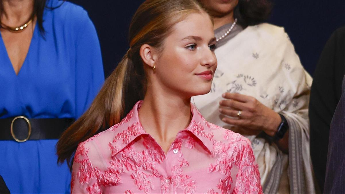 De firma española y con transparencias sutiles: el vestido de Leonor horas antes de los Premios Princesa de Asturias