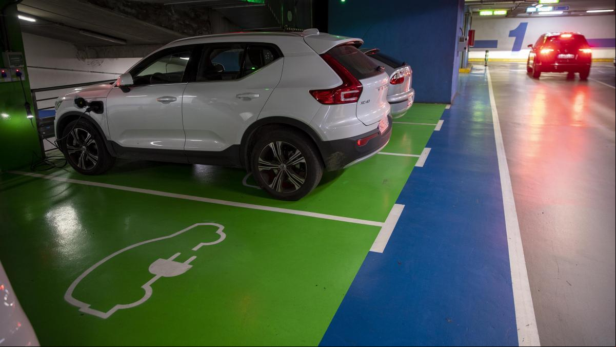 Qué es el ‘icing’, la práctica que llega de EE. UU. y perjudica a los conductores de coches eléctricos