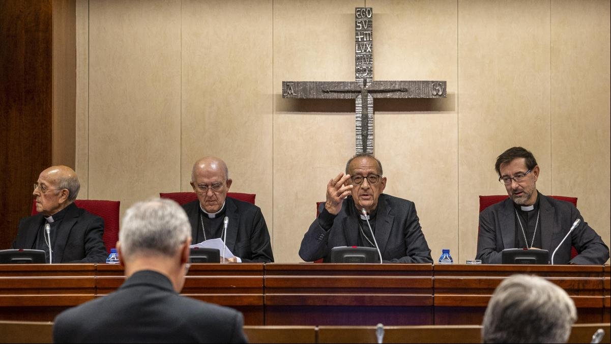 El Vaticano cita a todos los obispos por los seminarios