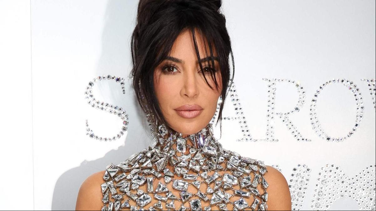 Kim Kardashian desata la polémica con su vestido navideño