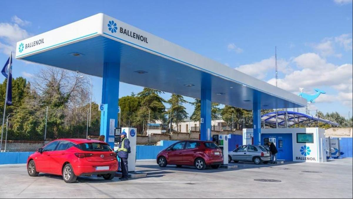 Cepsa compra la red de gasolineras de bajo coste de Ballenoil