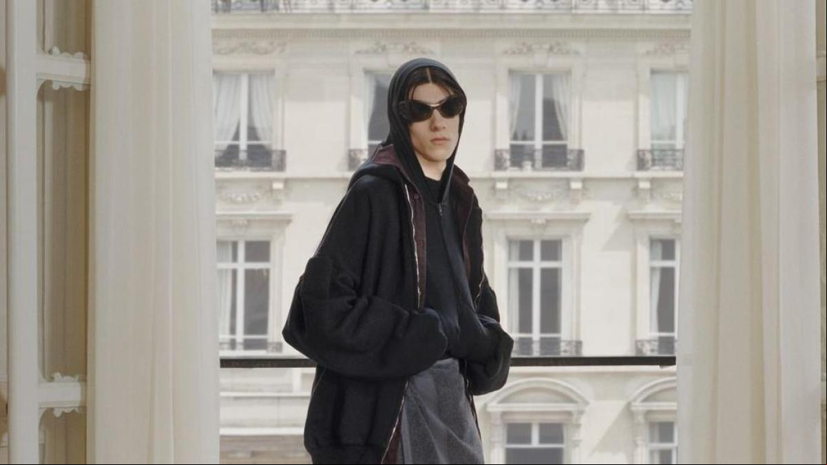 ¿Genialidad o excentricidad?: Balenciaga desata la locura con una falda-toalla de 700 euros