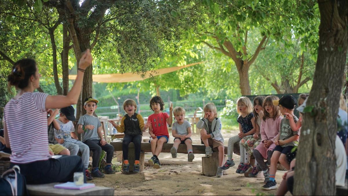 Nómadas digitales y vida eco-alternativa: así son las escuelas-bosque de las nuevas élites