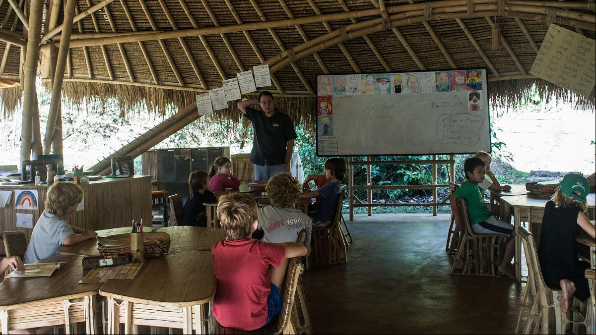 Nómadas digitales y vida eco-alternativa: así son las escuelas-bosque de las nuevas élites