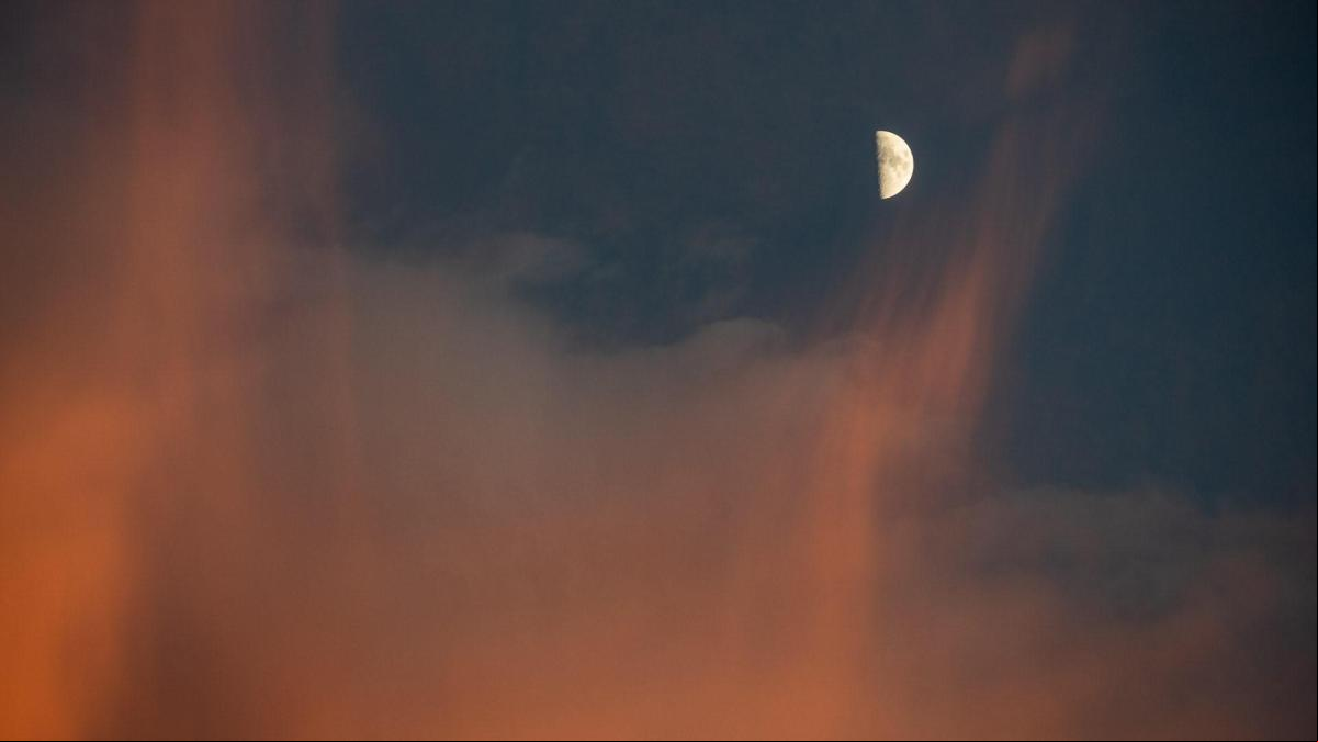 El enigmático cielo del cuarto creciente