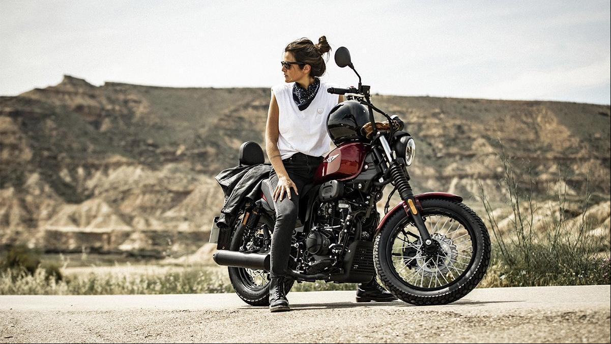 Estilosas motos custom de 125 cc para conducir con el carnet de coche o el A1