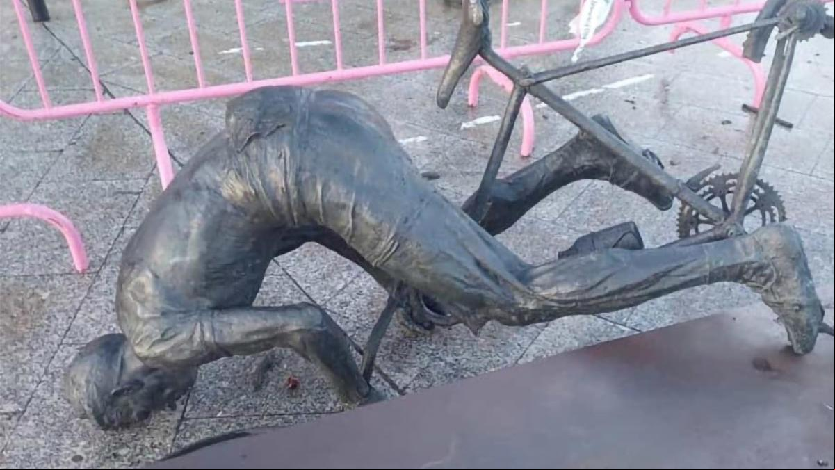 Vuelven a derribar la estatua de Federico Martín Bahamontes en Toledo
