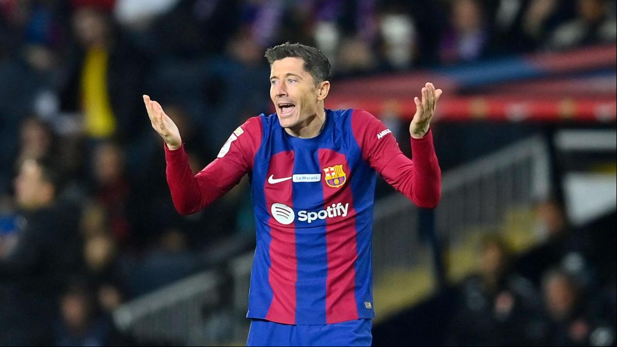 Lewandowski pasa de no estar convocado a ser titular en Amberes