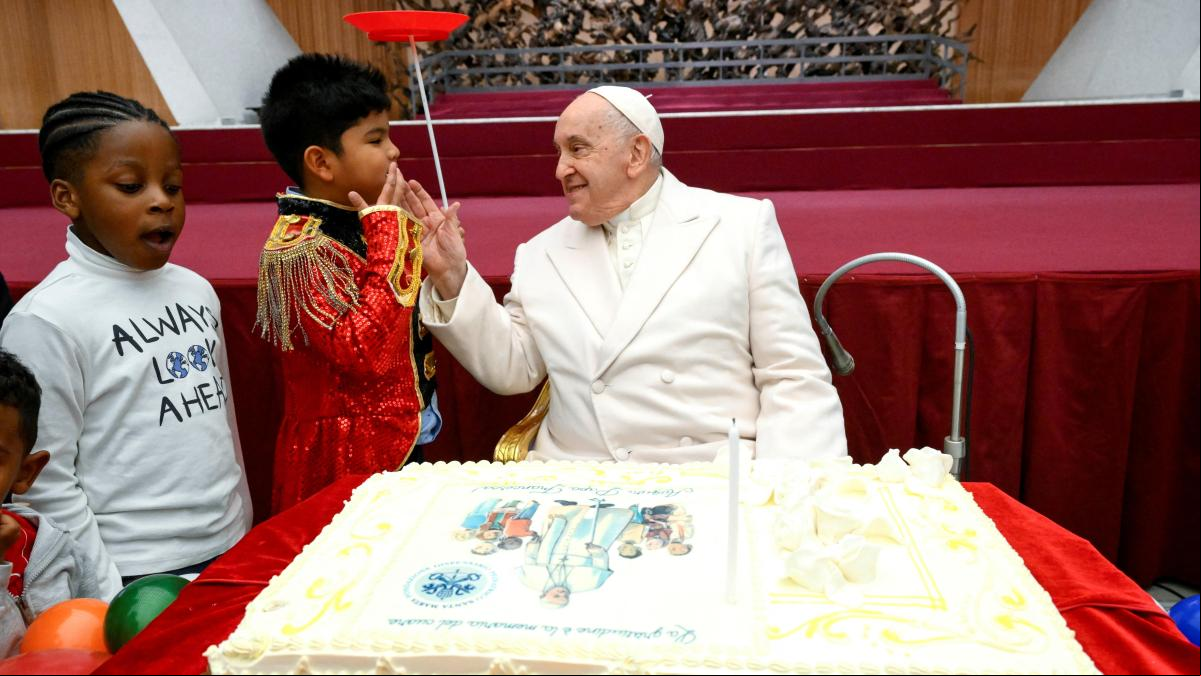 El papa Francisco celebra su 87 cumpleaños rodeado de niños y una fiesta circense