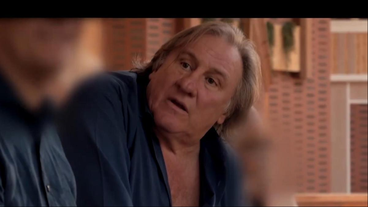 A las mujeres les encanta montar a caballo. Sus clítoris rozan la silla: el vídeo que hunde a Gérard Depardieu definitivamente