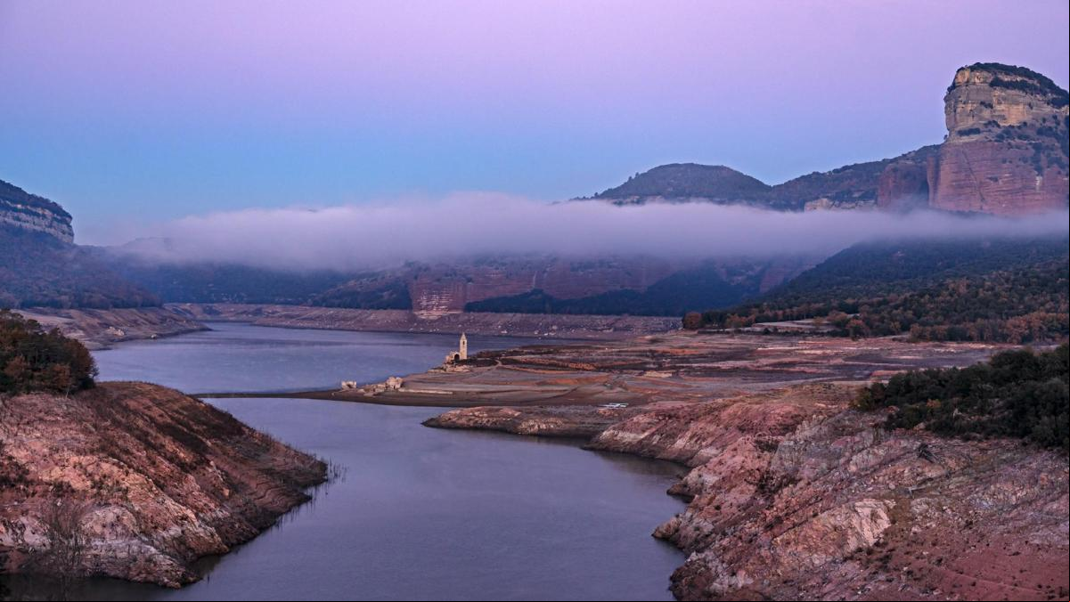 El banco de niebla flotante del pantano de Sau