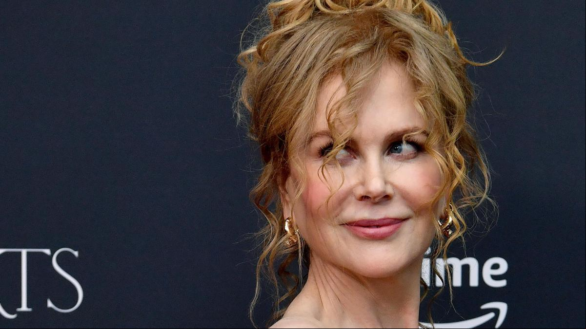 Nicole Kidman impacta con un vestido efecto desnudo y su peinado favorito de los 90