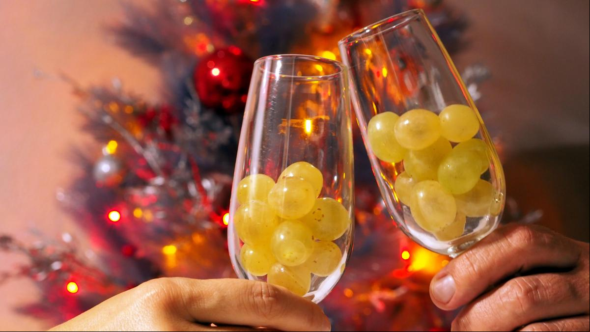El precio de las uvas en supermercados ha subido un 227% en dos meses, según Facua