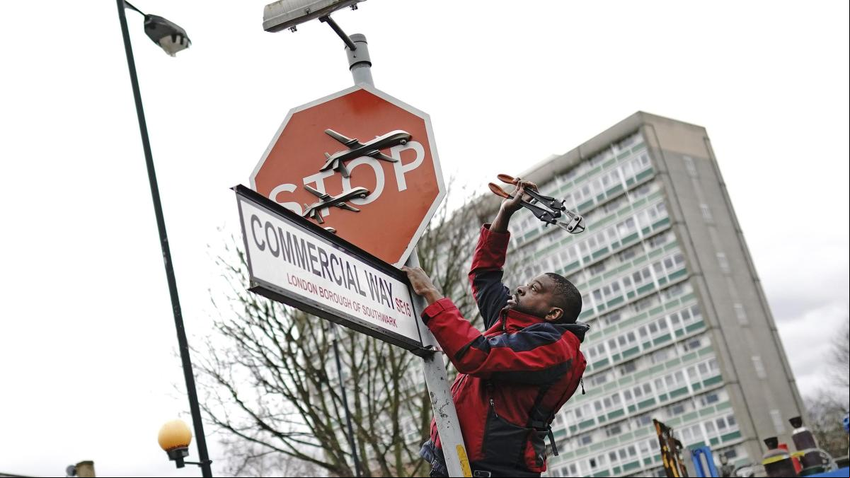 Un segundo detenido en Londres por robar una señal de Stop con un Banksy