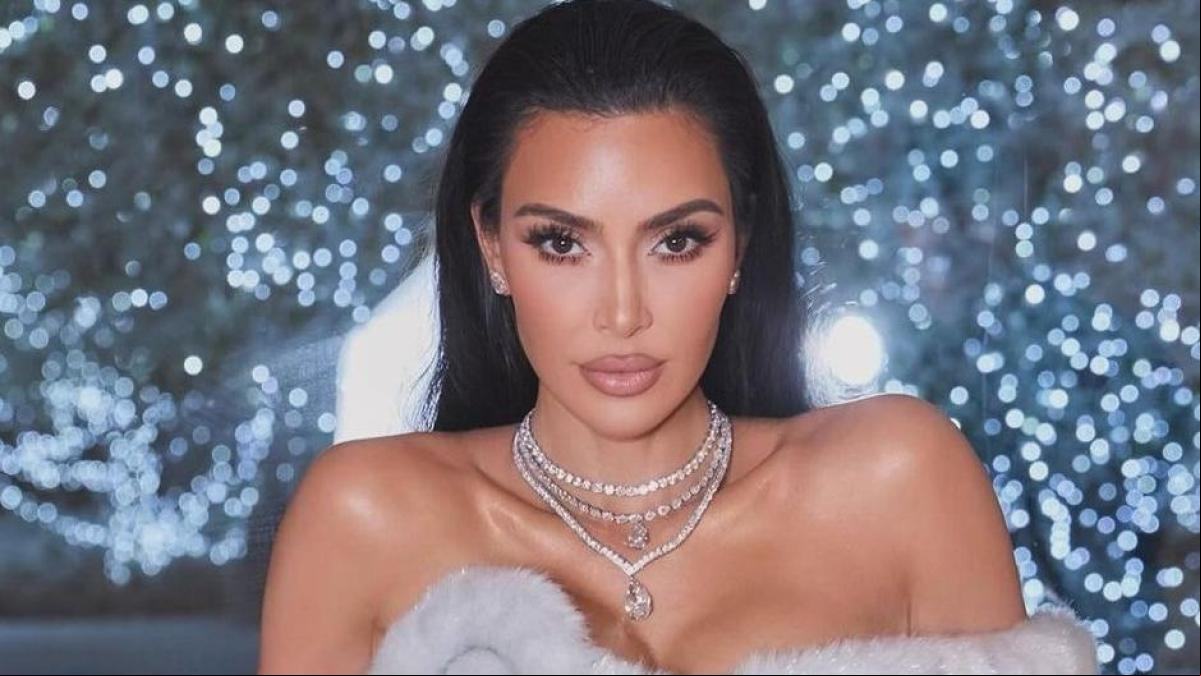 Kim Kardashian vuelve a liarla con el Photoshop: ahora tiene dos pulgares