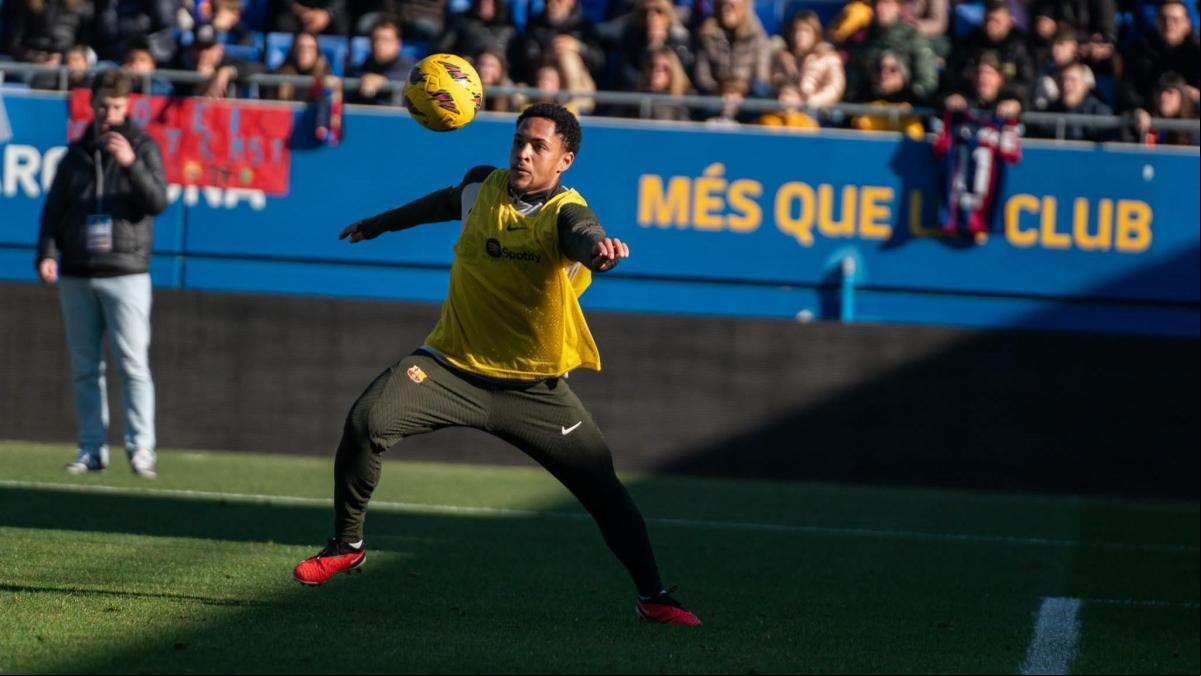 Entrenamiento festivo del Barça con Vitor Roque como atracción