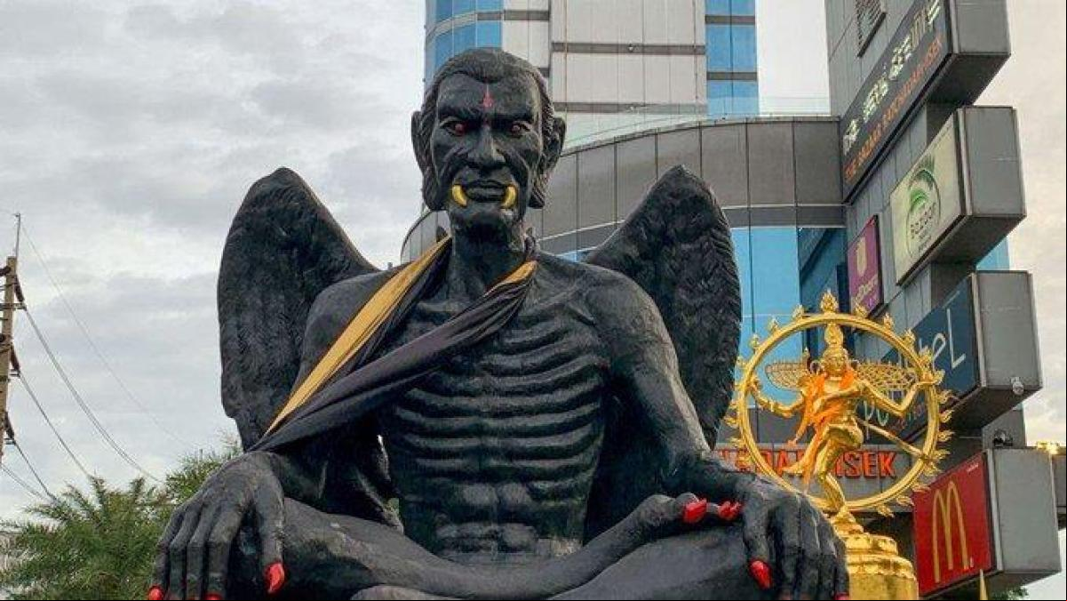 Retiran una estatua con aspecto demoníaco en Bangkok