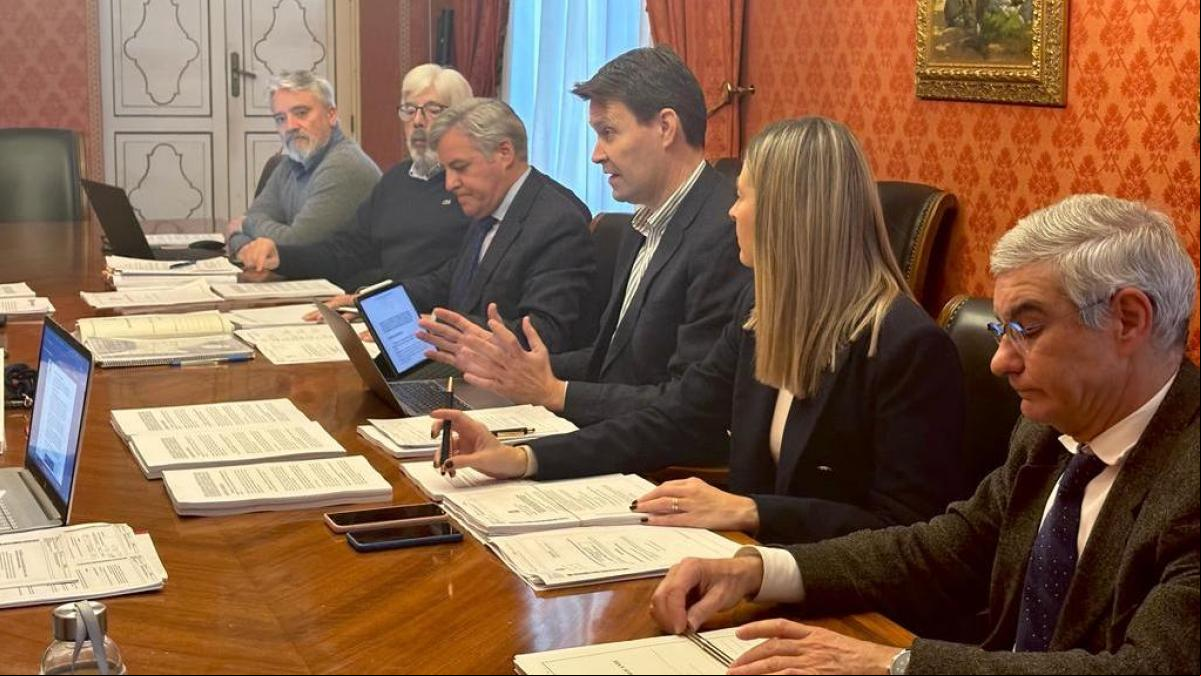 El PP de Alicante rectifica y excluye la oficina de apoyo a embarazadas del acuerdo con Vox