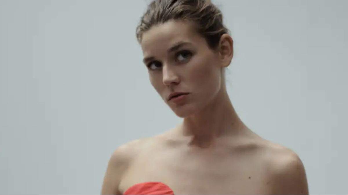 Por 240 euros: Mango pone a la venta su primer vestido de alfombra roja