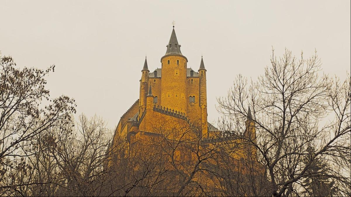 El imponente Alcázar de Segovia bajo la lluvia