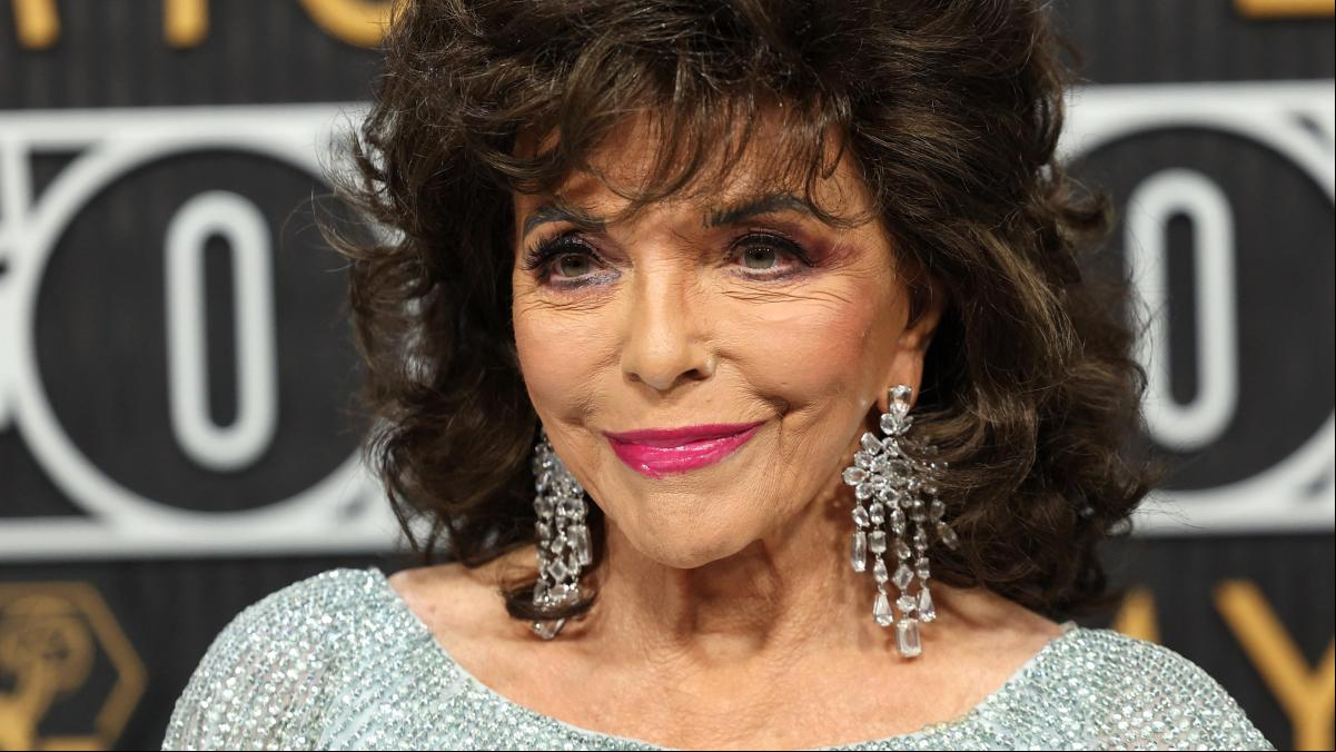 Joan Collins vuelve a sorprender a los 91 años con un vestido plateado