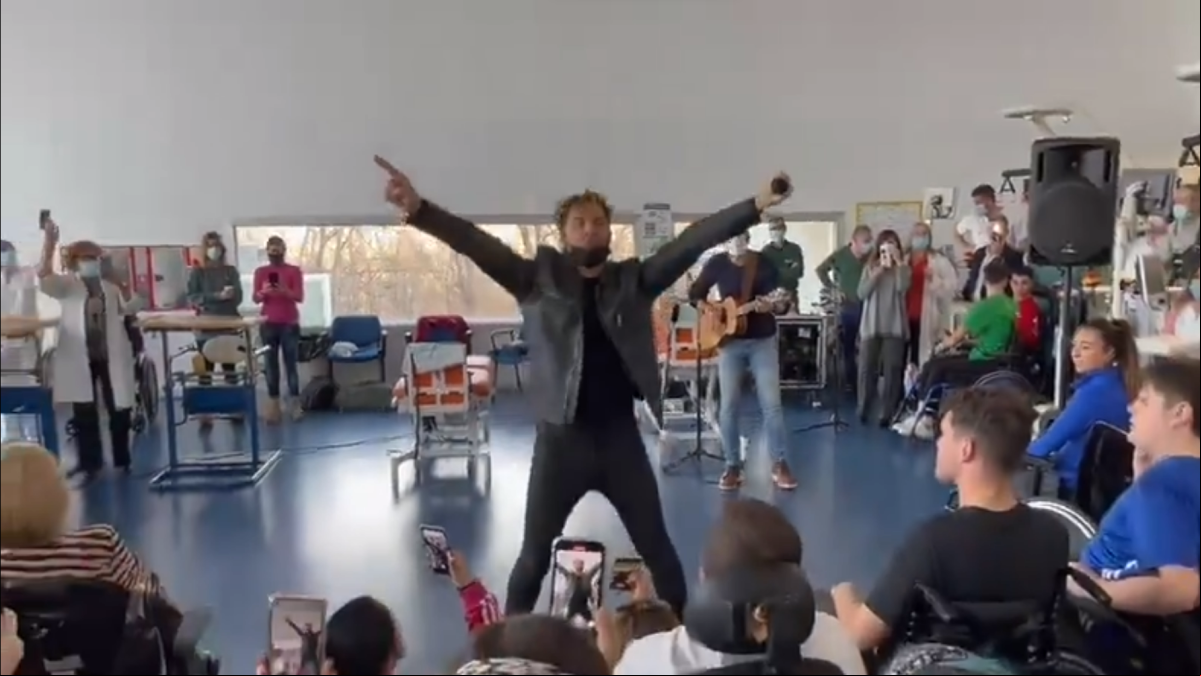 David Bisbal actúa por sorpresa en un hospital de Toledo en apoyo a su hermano tetrapléjico