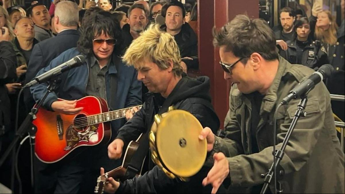 Green Day sorprenden a los viajeros del metro de Nueva York con un concierto junto a Jimmy Fallon