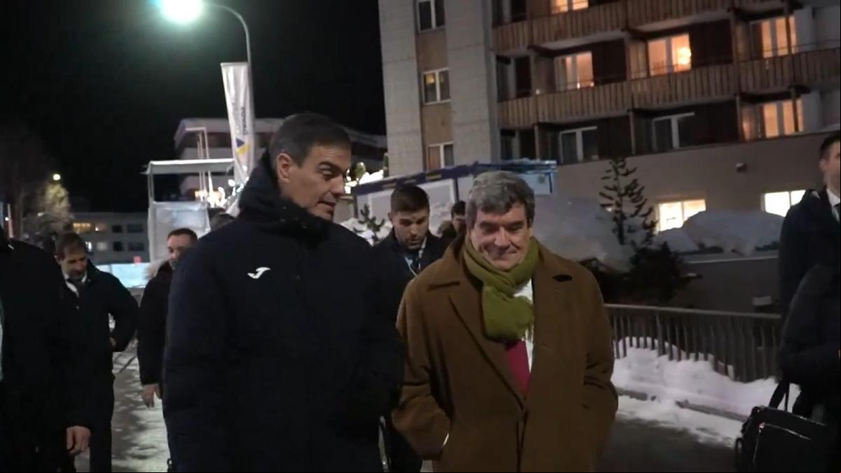 El abrigo lowcost que Pedro Sánchez ha llevado a Davos y que está a punto de agotarse