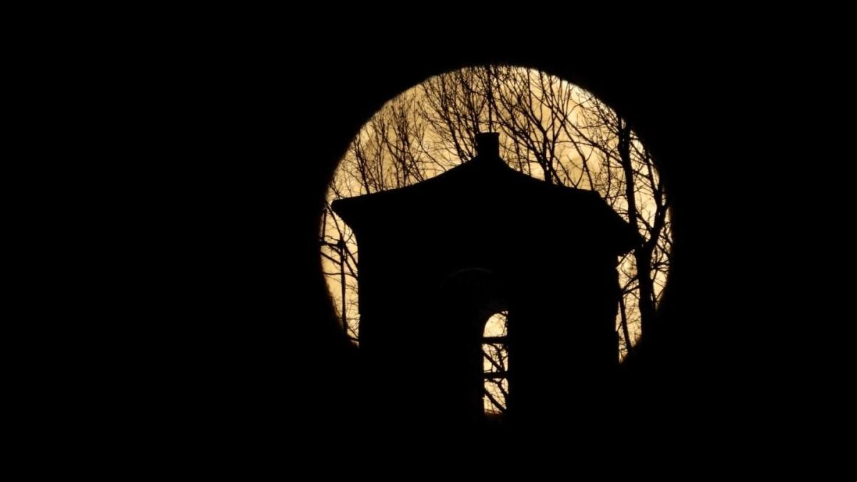 La luna llena del lobo ilumina las iglesias
