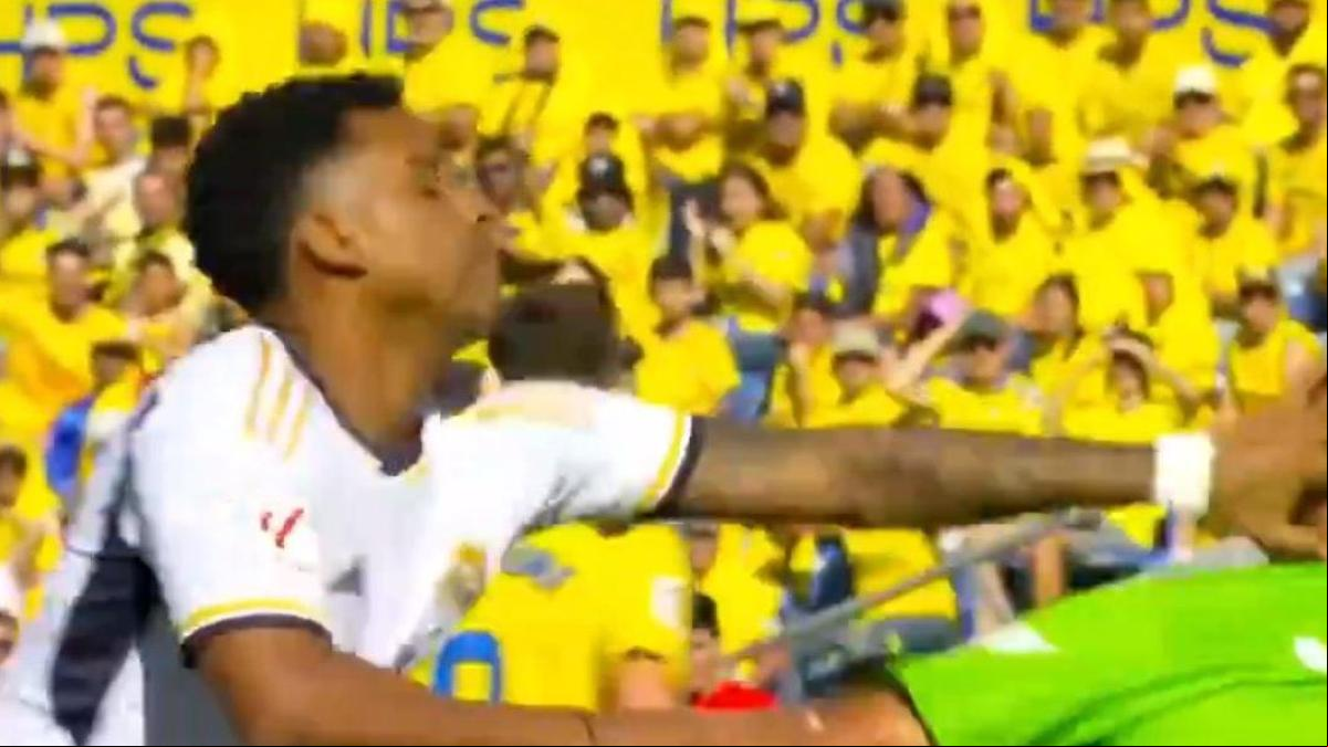 El árbitro perdona la expulsión a Rodrygo dos veces por un manotazo y un codazo