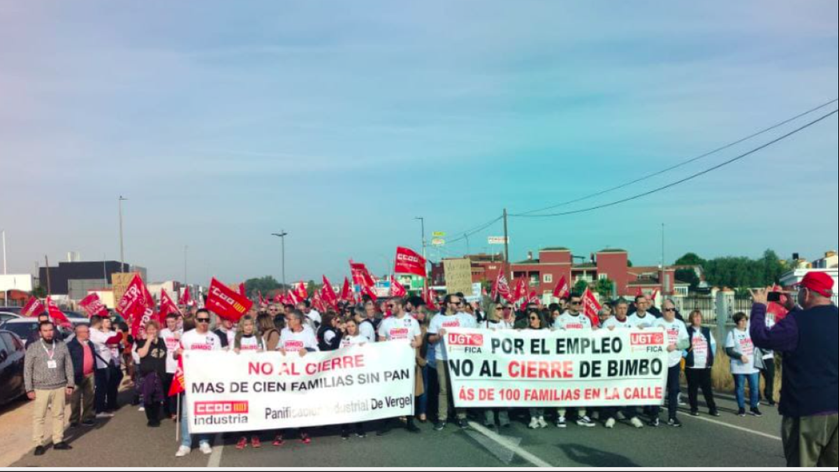 Trabajadores de la factoría alicantina de Bimbo se manifiestan contra el cierre