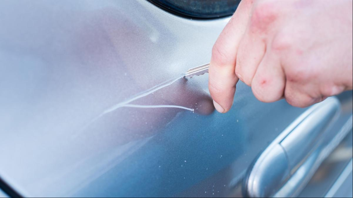 Le raya y abolla el coche después de que le rechace tras conocerse en una web de citas