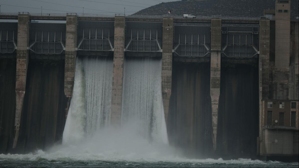 El embalse de Mequinenza abre compuertas para soltar agua