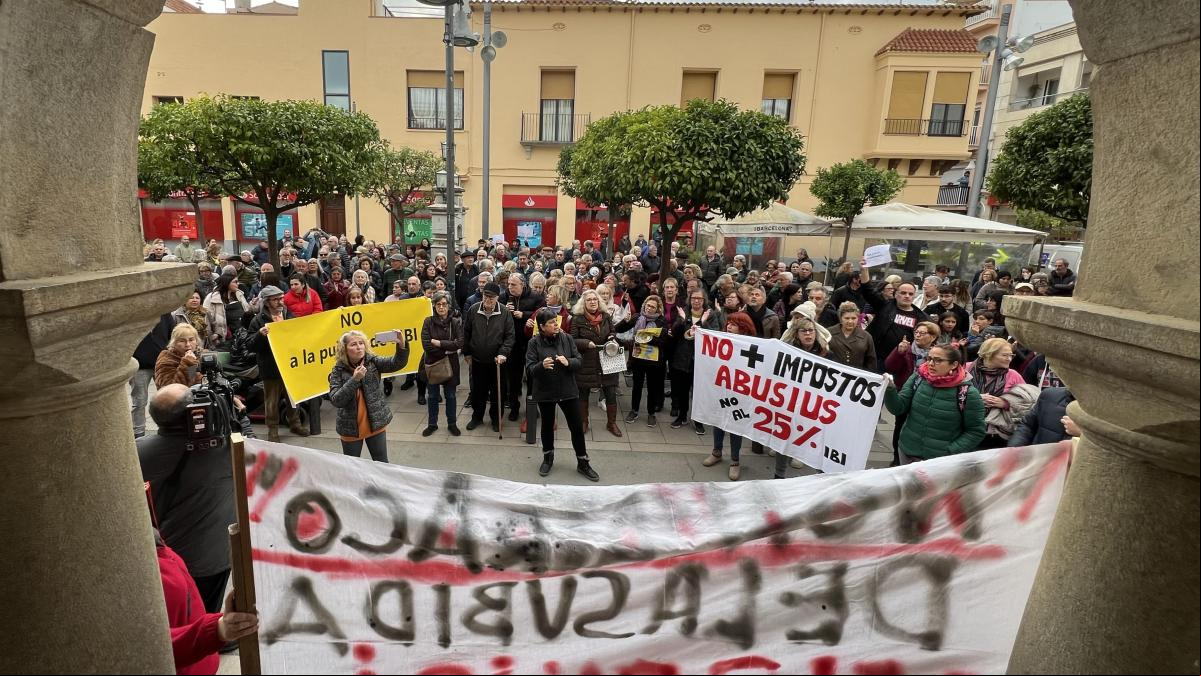 Más de 200 personas protestan en el pleno de Pineda de Mar contra el aumento del IBI