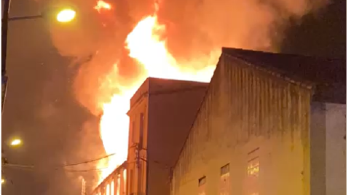 Los Bombers trabajan en un aparatoso incendio en una fábrica ocupada en Canet de Mar