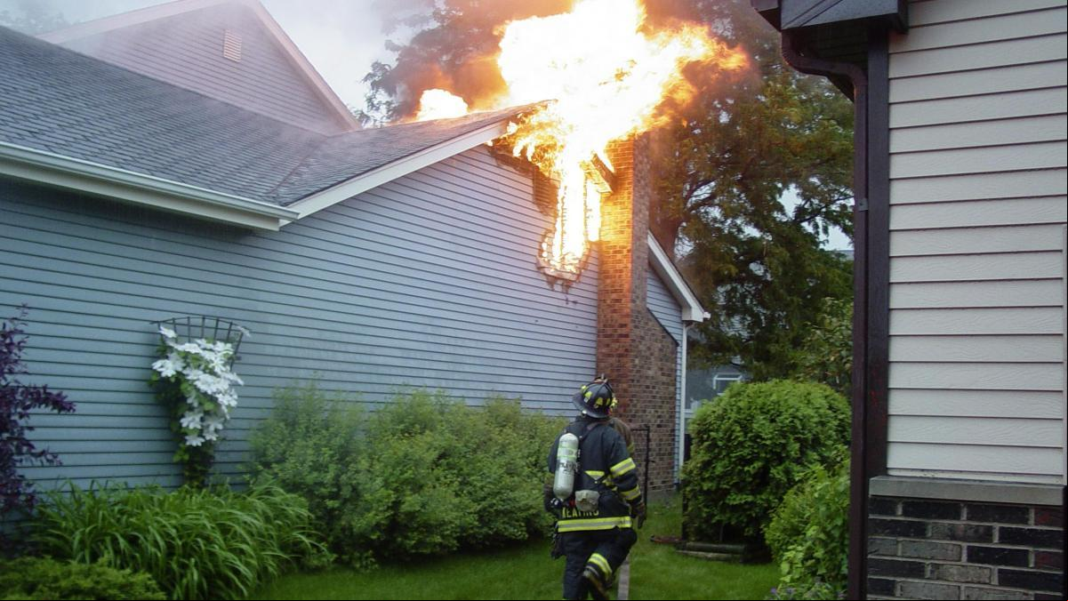 Absuelto el hombre acusado de incendiar su casa con su pareja e hijo de 3 años dentro